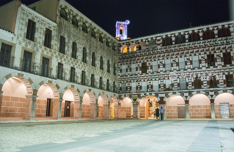 晚上的高广场(广场Alta, Badajoz)，西班牙